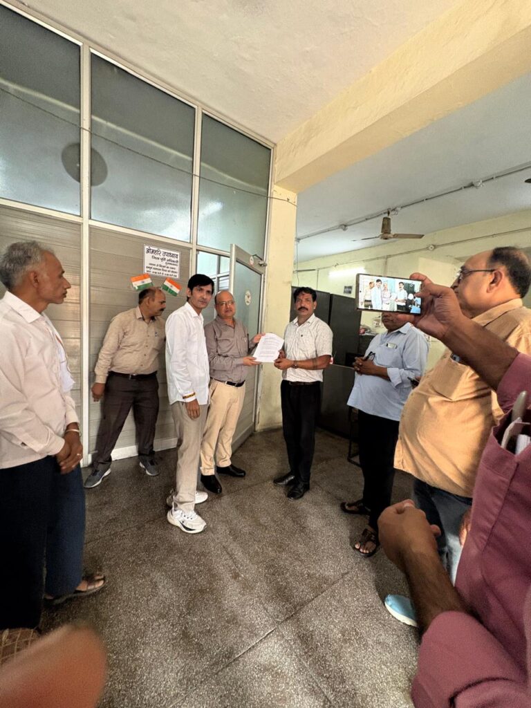 मुजफ्फरनगर में पूर्ति निरीक्षक आशीष श्रीवास्तव की तैनाती को लेकर विवाद, राशन डीलरों ने सदर तहसील में नियुक्ति का किया विरोध