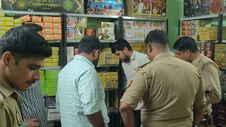 मुज़फ़्फ़रनगर में 22 लाख के पटाखे बरामद, एक गिरफ्तार: नई मंडी की मुनीम कॉलोनी में मकान के ग्राउंड फ्लोर पर रखे थे 507 किलो पटाखे