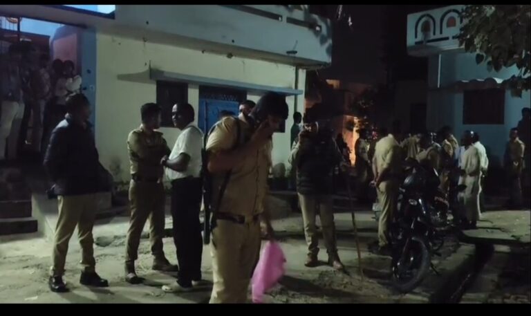 कुशीनगर में प्रेम प्रसंग में युवती की गला रेतकर हत्या! घर में बंद कमरे से पकड़ा गया आरोपी, गांव में भारी पुलिस बल तैनात