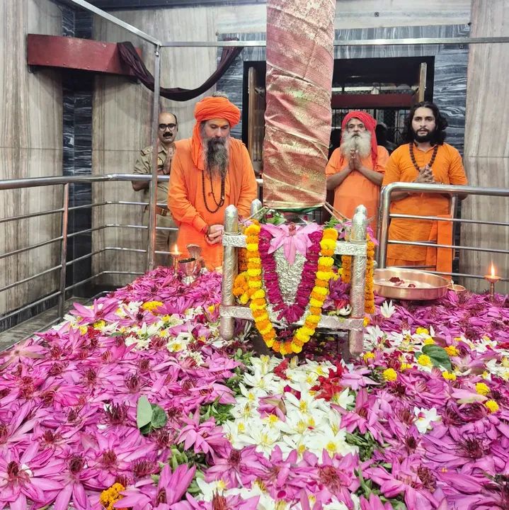 प्रयागराज में नवरात्रि के पहले दिन देवी मंदिरों में उमड़ी भीड़, CCTV और ड्रोन से निगरानी, सुरक्षा के कड़े इंतजाम