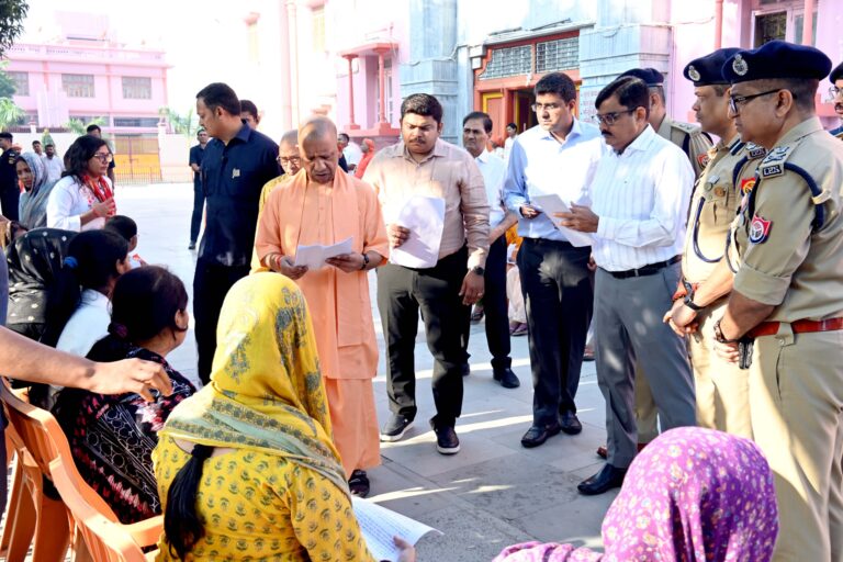 गोरखपुर जनता दर्शन में सीएम योगी ने सुनीं 200 लोगों की समस्याएं, इलाज में मदद और अवैध कब्जों पर सख्त कार्रवाई के निर्देश