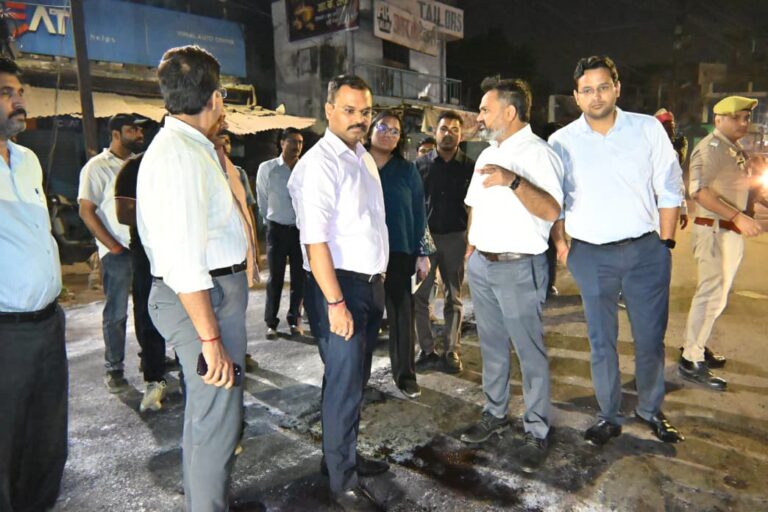कानपुर में DM का देर रात औचक निरीक्षण! सड़क निर्माण में मिली खामियां, दीपावली से पहले काम पूरा करने के निर्देश