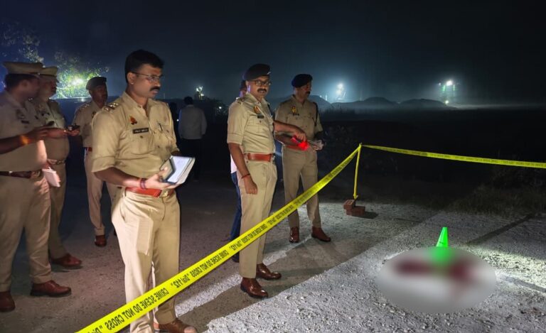 देवरिया में सड़क किनारे मिले दो युवकों के शव, हत्या की आशंका; जांच के लिए तीन पुलिस टीमें गठित