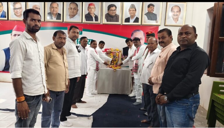 औरैया में मुलायम सिंह यादव की पुण्यतिथि पर सपा ने दी श्रद्धांजलि, संघर्ष और समाजवादी विचारधारा को किया याद