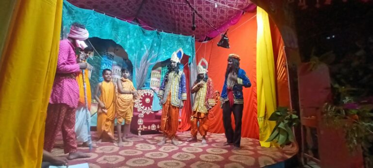 जौनपुर के कबूलपुर में रामलीला का मंचन, ताड़का वध के दौरान जय श्रीराम के जयकारों से गूंजा परिसर