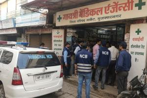 मुजफ्फरनगर की दवा मार्केट में हिमाचल नारकोटिक्स टीम की दबिश से हड़कंप, गायत्री मेडिकल एजेंसी के संचालक को साथ ले गई टीम