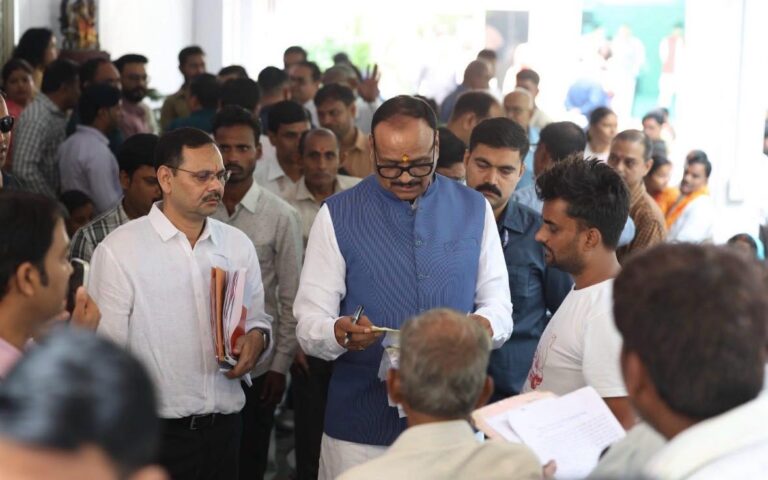लखनऊ में डिप्टी सीएम ब्रजेश पाठक की जनसुनवाई, अधिकारियों को शिकायतों के त्वरित निस्तारण के निर्देश