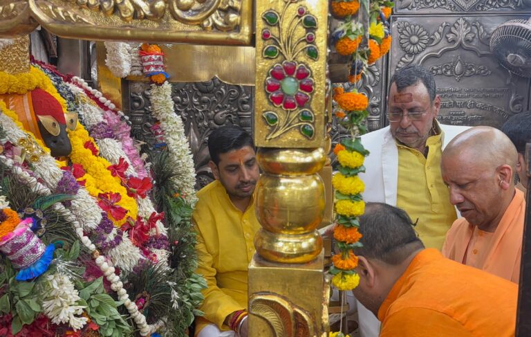 विंध्याचल पहुंचे CM योगी, मां विंध्यवासिनी के दर्शन के बाद गंगा घाटों का निरीक्षण