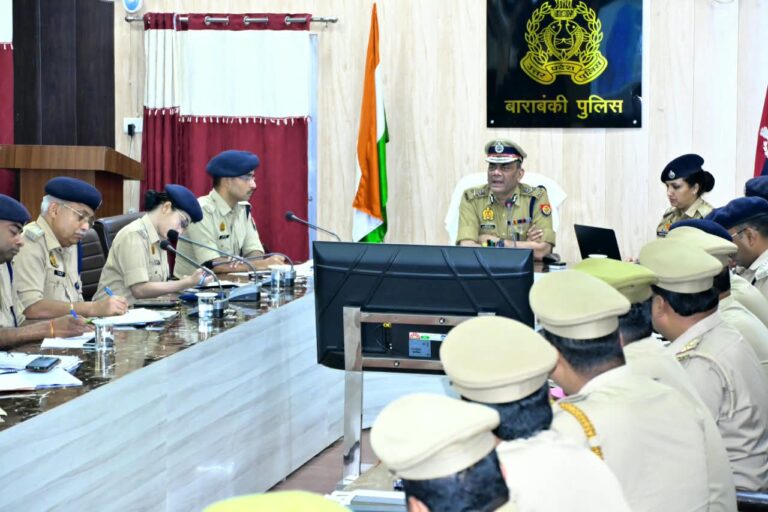 बाराबंकी में नवरात्रि-दशहरा को लेकर पुलिस अलर्ट, ADG प्रवीण कुमार ने दिए पैदल गश्त और सख्त निगरानी के निर्देश