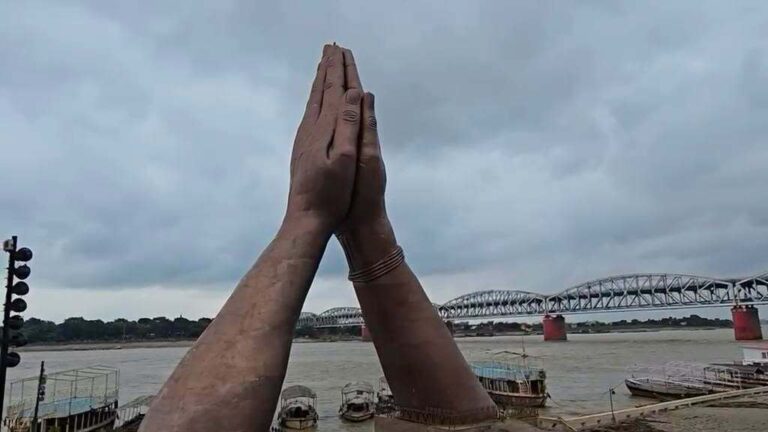 वाराणसी में बाढ़ का पानी घटते ही 85 गंगा घाटों की सफाई तेज, लापरवाही पर होगी सख्त कार्रवाई