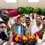 मिशन 2027 में अखिलेश यादव का बड़ा सियासी दांव! बसपा नेता दारा सिंह प्रजापति और पूर्व IAS राम बहादुर सपा में शामिल, बोले- अब पूरब-पश्चिम दोनों हिलेंगे