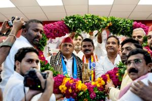मिशन 2027 में अखिलेश यादव का बड़ा सियासी दांव! बसपा नेता दारा सिंह प्रजापति और पूर्व IAS राम बहादुर सपा में शामिल, बोले- अब पूरब-पश्चिम दोनों हिलेंगे