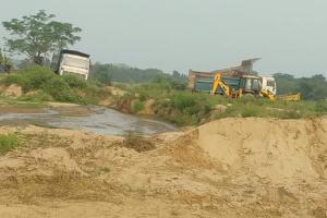 मीरापुर में दिन-रात अवैध खनन का खेल, वन विभाग ने JCB और मिट्टी से भरा ट्राला किया सीज