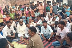 पुलिस पर युवकों को अवैध हिरासत में रखकर मारपीट का आरोप, योगेंद्र नगर में ग्रामीणों की पंचायत; आसपा ने जताया विरोध