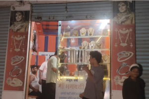 मुजफ्फरनगर में लाखों की ज्वेलरी पर बवाल! ग्राहकों का आरोप- सोने के नाम पर तांबा, चांदी बताकर दिए एल्युमिनियम के गहने