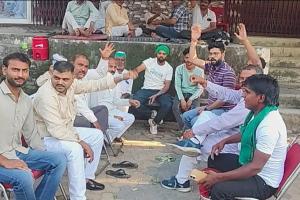 बुढ़ाना ग्रामीण बैंक में फंसी रकम के लिए भाकियू का धरना सातवें दिन भी जारी, खाताधारकों को वापसी की उम्मीद