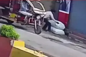 मुजफ्फरनगर में ई-रिक्शा से आए चोरों का कारनामा! दुकान के बाहर से 50 हजार के कपड़ों के गट्ठर उठाए, CCTV में कैद वारदात