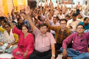 मुजफ्फरनगर में NHM संविदा स्वास्थ्य कर्मियों का धरना पांचवें दिन भी जारी, नियमितीकरण की मांग; बरेली प्रकरण पर कार्रवाई की मांग