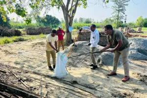 मुजफ्फरनगर में हाईवे किनारे निकला 10 फुट लंबा कोबरा, आधे घंटे की मशक्कत के बाद वन विभाग ने किया रेस्क्यू