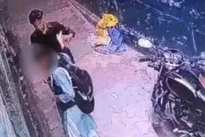 कॉलेज जा रही छात्रा से सरेराह छेड़छाड़ और मारपीट का आरोप, वीडियो वायरल होते ही पुलिस ने शुरू की तलाश