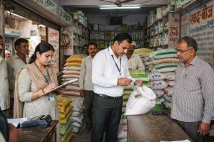 मुजफ्फरनगर में खाद विक्रेताओं पर कृषि विभाग का छापा, 28 प्रतिष्ठानों की जांच; 13 नमूने लिए, एक को नोटिस