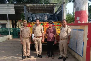 मुजफ्फरनगर में त्योहारों से पहले पुलिस का बड़ा एक्शन, पिकअप से 380 किलो अवैध पटाखे बरामद; सहारनपुर का 20 वर्षीय युवक गिरफ्तार