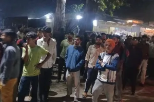 मुजफ्फरनगर में बाइक की भिड़ंत में 60 वर्षीय महिला की मौत, स्कूल गेट पर शव रखकर हंगामा; प्रबंधक की गिरफ्तारी की मांग