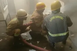 मुजफ्फरनगर में बंद मकान में भीषण आग से मचा हड़कंप! छत का जाल तोड़कर घुसे दमकलकर्मी, लाखों का सामान राख