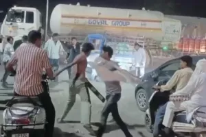 मुजफ्फरनगर में NH-58 पर बवाल! बिलासपुर कट पर युवकों में 10 मिनट तक चले लात-घूंसे, लगातार दूसरे दिन मारपीट का वीडियो वायरल