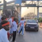 मुजफ्फरनगर: टोल मैनेजर पर बदसलूकी का आरोप, VHP-बजरंग दल का जोरदार हंगामा; एक घंटे फ्री रहा टोल