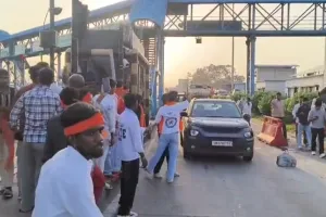 मुजफ्फरनगर: टोल मैनेजर पर बदसलूकी का आरोप, VHP-बजरंग दल का जोरदार हंगामा; एक घंटे फ्री रहा टोल