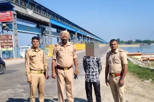 गंगा बैराज पर जिंदगी और मौत के बीच झूल रहा था युवक, रामराज पुलिस के 4 जवानों ने छलांग लगाने से पहले बचाई जान