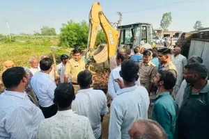 मुआवजे पर बवाल, बुलडोजर के सामने ग्रामीणों का विरोध; कैलापुर जसमौर में हाईवे चौड़ीकरण पर गरमाया माहौल