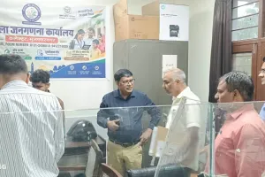 मुजफ्फरनगर कलेक्ट्रेट में ADM गंभीर सिंह का औचक निरीक्षण, MCMC से आपदा कंट्रोल रूम तक परखी व्यवस्थाएं; सफाई और समयबद्ध काम के निर्देश