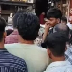 मुजफ्फरनगर में पर्स छीनने के शक में युवक की पिटाई! महिला ने जड़े थप्पड़, वीडियो वायरल; पुलिस को नहीं मिली तहरीर