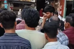 मुजफ्फरनगर में पर्स छीनने के शक में युवक की पिटाई! महिला ने जड़े थप्पड़, वीडियो वायरल; पुलिस को नहीं मिली तहरीर