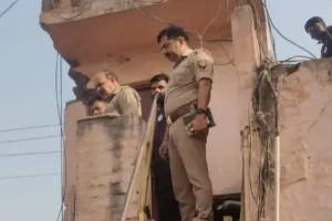 मुजफ्फरनगर में अम्बा प्लांट में गेट के ऊपर मिला सिक्योरिटी गार्ड का शव, मचा हड़कंप; फोरेंसिक टीम ने जुटाए साक्ष्य