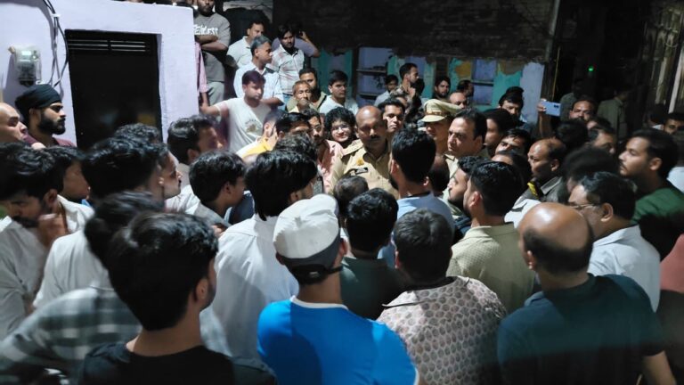 गाजियाबाद में विवाहिता की मौत के बाद मुजफ्फरनगर में ससुराल के बाहर शव रखकर हंगामा, गिरफ्तारी की मांग पर अड़े परिजन