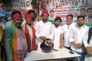 मुजफ्फरनगर में सपा का भाजपा पर हमला: ‘पाप का घड़ा’ फोड़ा, पेपर लीक से महंगाई तक मुद्दों पर प्रदर्शन